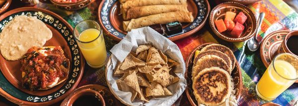 Tamales tradicionales con carne jugosa.