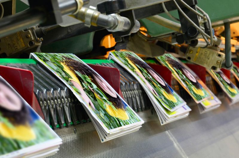 Close-up of the  offset conveying process of a full-automatic stitching unit.