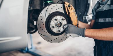 Un mécanicien installe un disque de frein sur une voiture.
