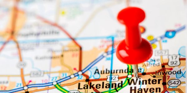 Red pushpin marking Lakeland on a map.