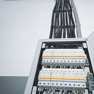 Açık elektrik kontrol paneli ve kablolar.