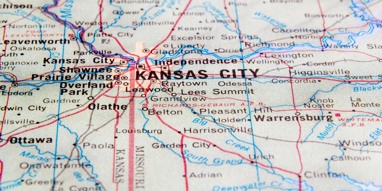Close-up map showing Kansas City and surrounding towns in Missouri and Kansas.