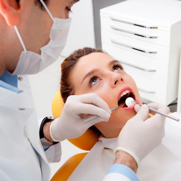 Paciente en revisión dental con dentista.