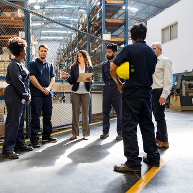 Reunión de trabajo en almacén industrial.
