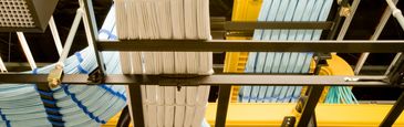 Pilas de papel apilado en una máquina empacadora.