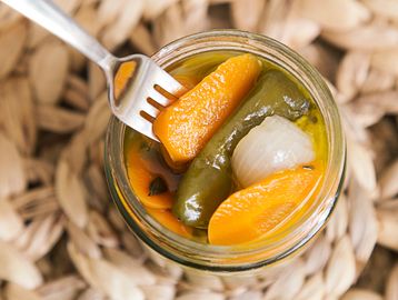 carrots, jalapenos, onions, garlic, jar