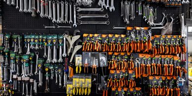 Fuerza y agarre superior con alicates y llaves de grado profesional para alta resistencia.