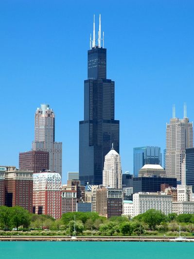 Chicago skyline with Willis Tower on a clear, sunny day.