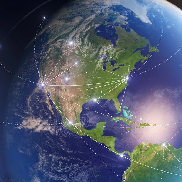 Vista del hemisferio occidental con conexiones de comunicaciones.