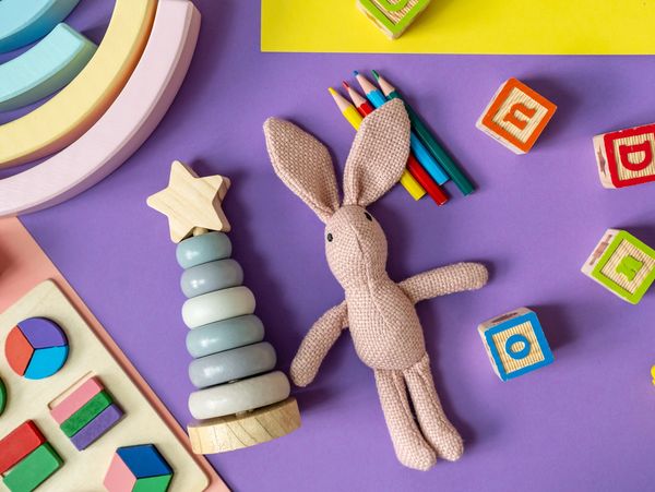 Kind entdeckt Farben und Formen – kreative und herzliche Betreuung in Herzogenrath