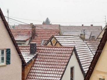 Những mái nhà phủ tuyết trong một thị trấn.