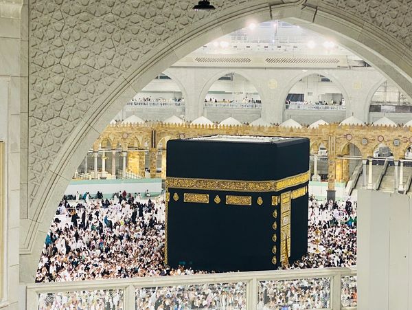 Pilgrims standing in front of the house of Alllah Swt