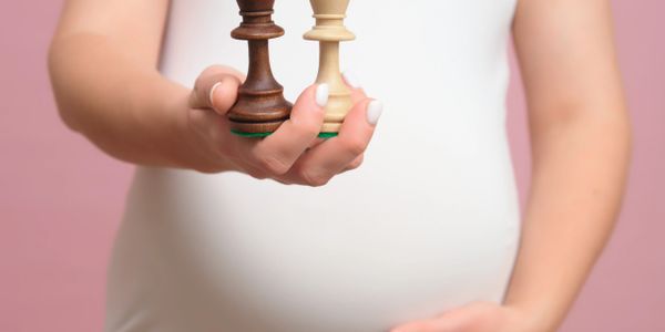 Mujer embarazada eligiendo sexo del bebé, ginecología y obstetricia en Guayaquil.
