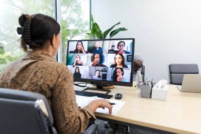 Persona en una videollamada en una oficina.