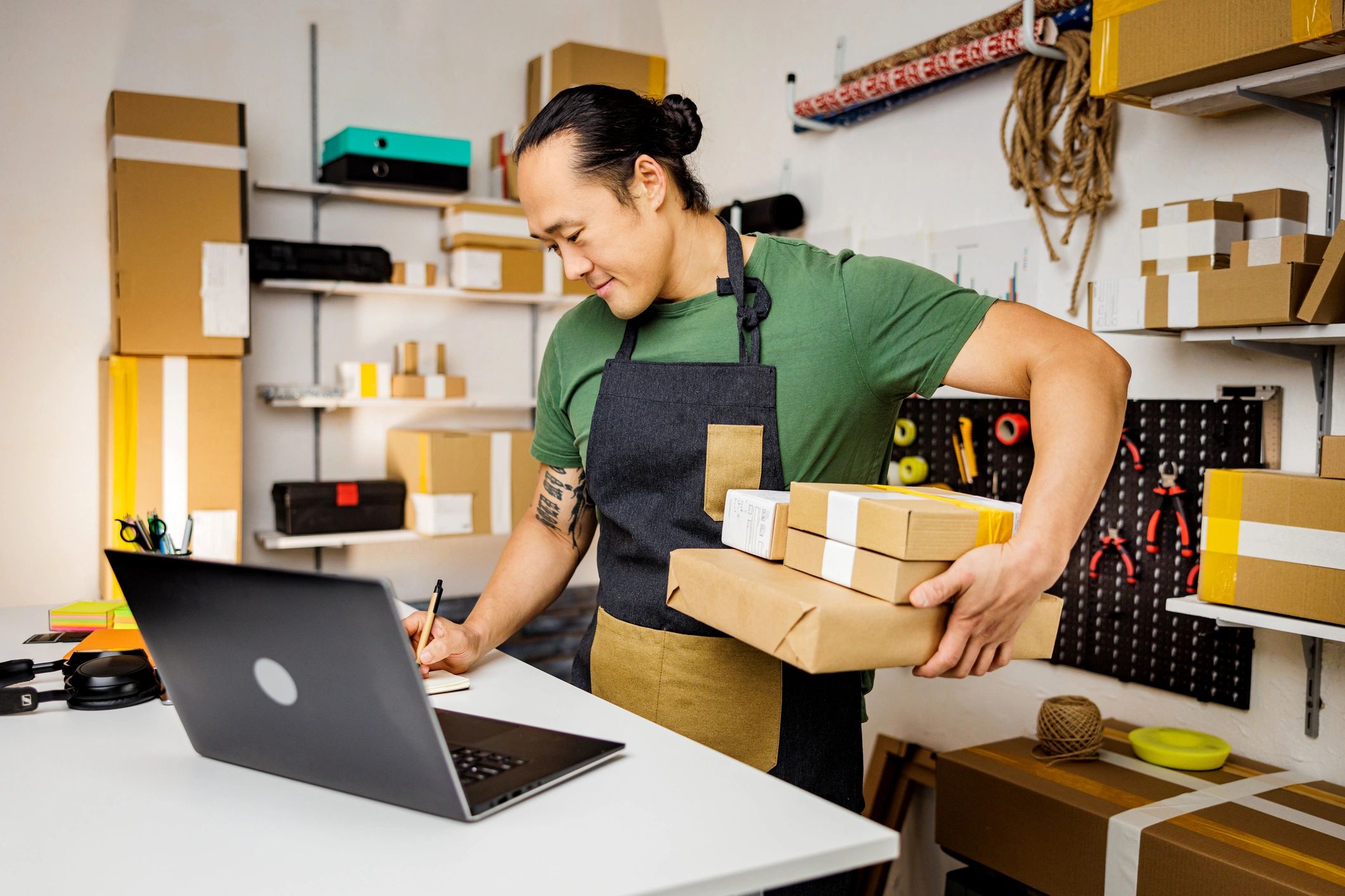 Man starting a dropshipping business online.