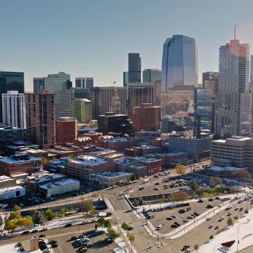 Vista panorámica de un centro urbano con rascacielos y tráfico.
