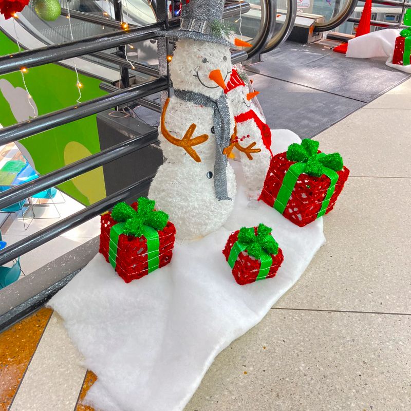 Christmas decoration of a artificial snowman in a shopping center in the city of Caracas