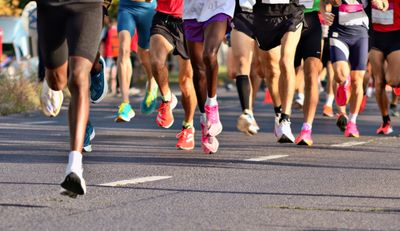 Group of runners during training, commonly affected by running injuries.