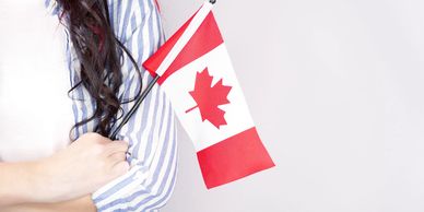 手持加拿大国旗的女性。