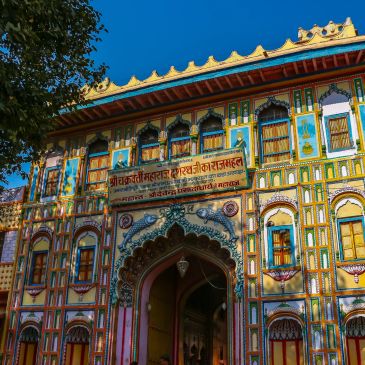 भारत का रंगीन और सजावटी मंदिर का मुख्य द्वार।