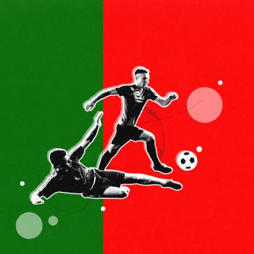 Deux joueurs de football en action sur fond bicolore vert et rouge.