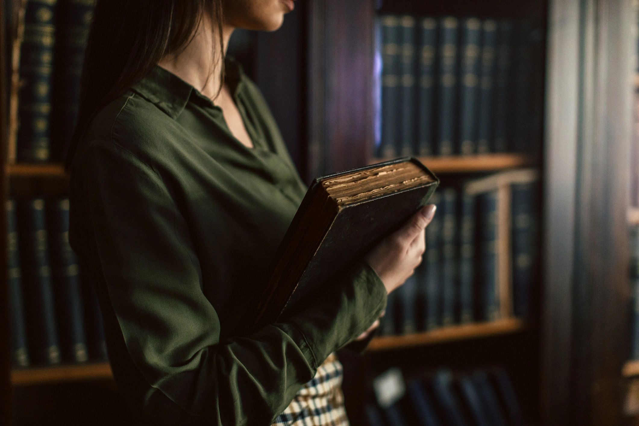 Crafting Thrillers with Historical Intrigue