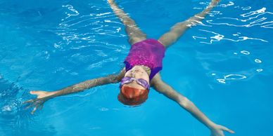 Sterretje maken op de rug voor watergewenning