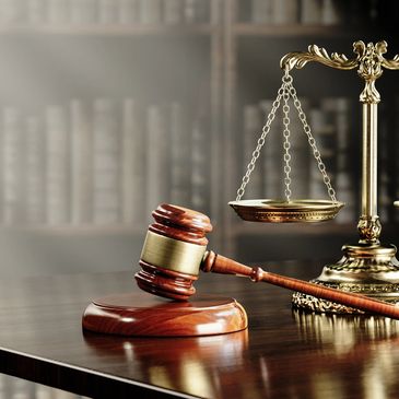 Photo show a judges gavel and the scales of justice 
