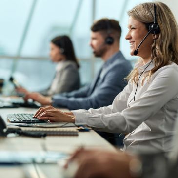 Équipe de service client au travail avec casques.