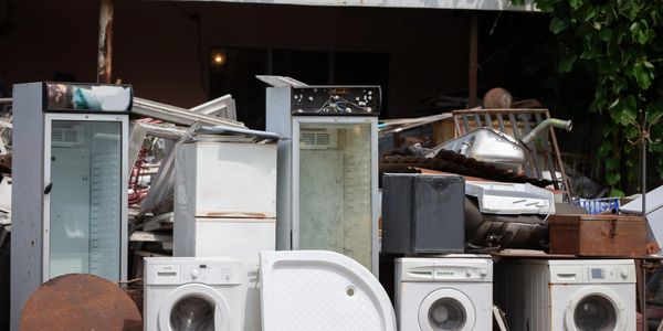 Lage voller alten Haushaltsgeräten, gesammelt fürs Recycling