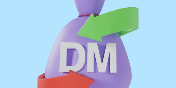 Mor bir torba üzerinde DM harfleri ve oklar.
