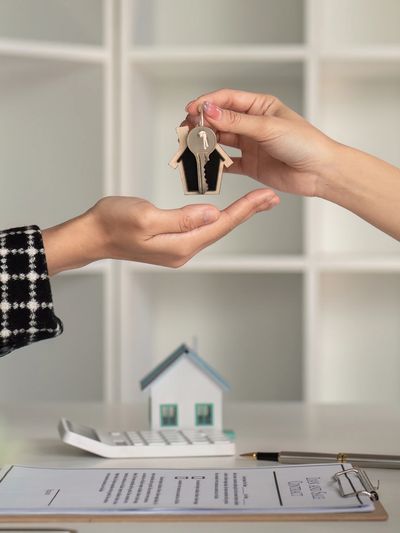 Trusted Buyer's Agent handing over keys.