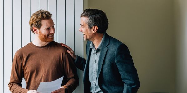 Contato pessoal com gentileza e cordialidade a partir de contato visual e toque no ombro