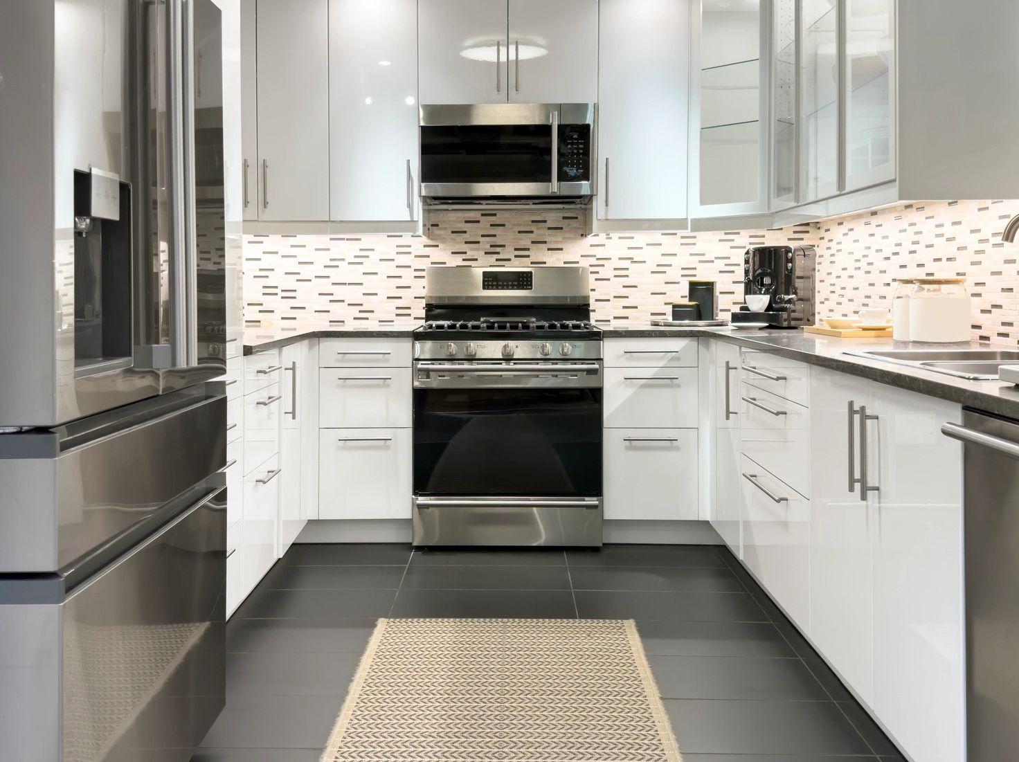 Cuisine moderne illustrant les services de réparation d’électroménagers à Piedmont.