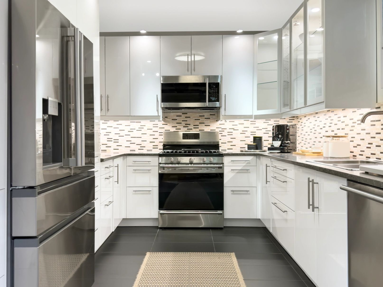 Cuisine moderne avec électroménagers réparés à Saint-Colomban par Alain Lafantaisie