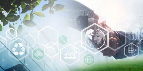 Apretón de manos con iconos de sostenibilidad y tecnología.
