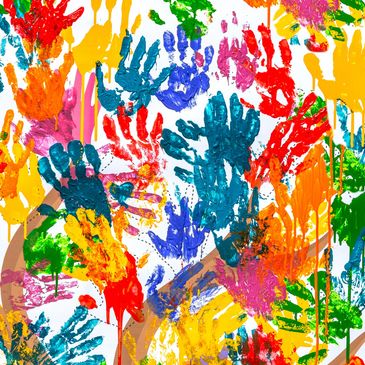 Kinder malen gemeinsam mit bunten Farben – kreative und vielfältige Betreuung in der Kindertagespflege Bunte Zwerge in Herzogenrath