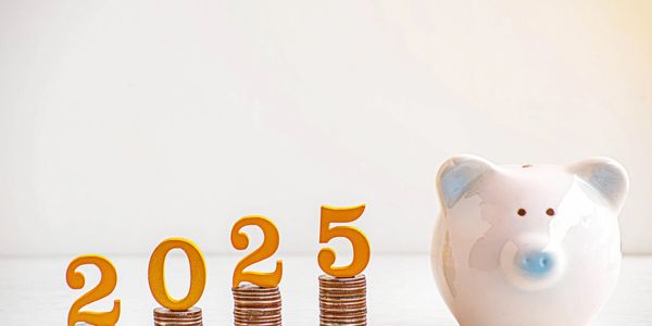 Stacked coins with 2025 numbers and piggy bank.