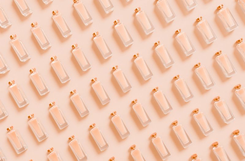 A product on display in a colorful studio environment. The beauty product on display is a glass perfume bottle with a luxury feeling. Created in 3D.