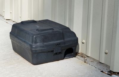 Rodent bait station with rat trap or rodenticide
