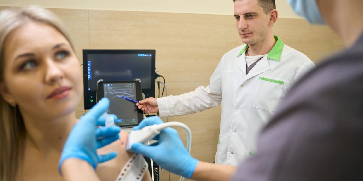 Médico con paciente