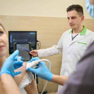 Médico realizando un ultrasonido a una paciente.