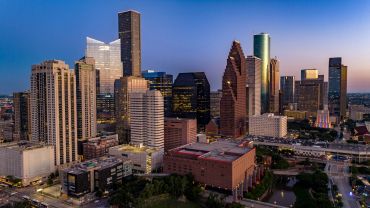 Skyline of Houston at dusk with tall buildings.