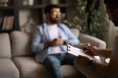 Sesión de terapia con paciente y terapeuta.