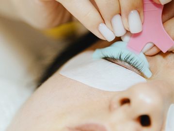 Woman getting a lash lift and tint near me in Everett, WA at Autumn Noel Esthetics