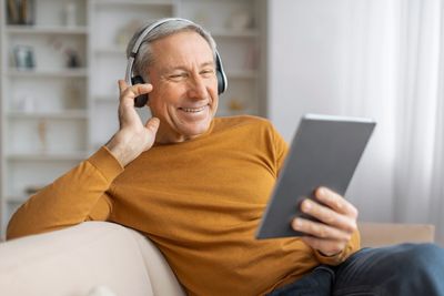 Best Easy-to-Use Tablets and Smartphones for Seniors