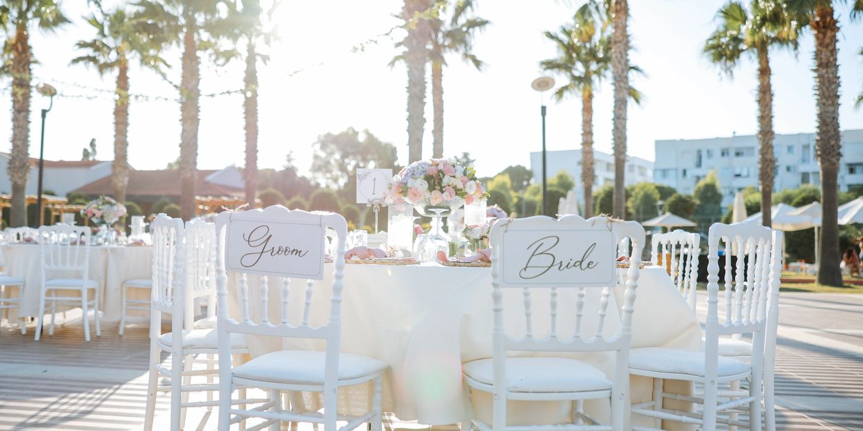 Resort & venue selection

Room blocks & group discounts

Guest travel coordination

Wedding package 