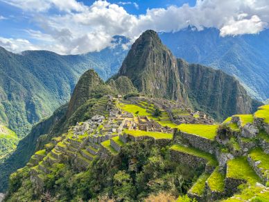 Vista panorámica de Machu Picchu entre montañas.