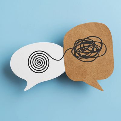 Two speech bubbles showing tangled and untangled lines, symbolizing communication clarity.