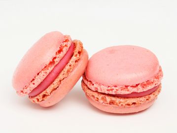 Strawberry Macaron with strawberry Genichi 